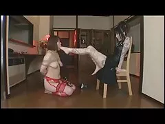 Hai bà nội trợ làm một nô lệ, ngón chân của mình và thủ dâm dương vật của phim sec full hd mình
