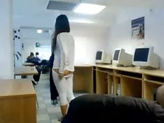 Người phụ nữ già, quyết định chơi với những người đàn ông phim sec pro trên sàn nhà một nửa trần truồng thấy cho mình những gì nó gây ra