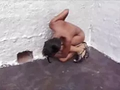 Rượu trở về từ nhà trang xem sec hàng xóm và gặp hai nhà tài trợ